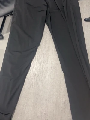 Svarta mjukisbyxor i bomull, S - Säljer ett par svarta mjukisbyzor i 100% bomull. Byxorna har en rak passform och klassisk look, perfekta till en stilren outfit. De är tunna och sköna, med enkel midja och utan synliga detaljer. Passar dig som gillar minimalistisk stil.