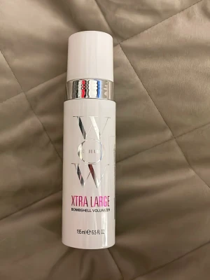 WOW bombshell volumzer!! - Säljer denna volym mousse från WOW. Den är super bra men tyvärr passar den inte min hår typ. Fick i julklapp och har använt endast 1 gång så näst intill oanvänd!! 