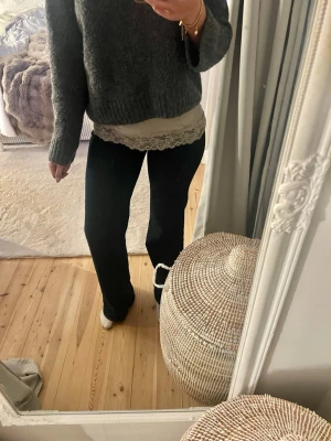 Gina jeans - Såå fina jeans från Gina Tricot!💕 mid/high waist,  passar bra på mig som är 179!😍 straigt leg