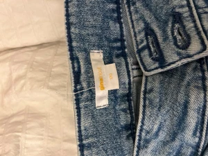 Blåa lågmidjade jeans - Säljer ett par blåa lågmidjade jeans från Gina Young. Är i mycket bra skick, har använts någon enstaka gång. Säljer pågrund av att dem ej kommer till användning. 