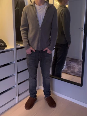 Jeans från Jack and Jones  - Grå jeans | Jack & Jones | storlek W30 L32 | nypris: 999kr | tveka inte att höra av er vid eventuella frågor.