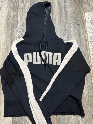 Hoodie Puma X Kenza  - Skön hoodie som är croppad. Utgör en del av ett set, där det finns matchande byxor (finns i separat annons). 