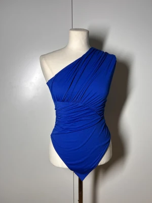 One shoulder body H&M - Body från h&m i storlek s. Ny med prislapp. Nypris 200kr  Köp sker via köp nu, jag postar inom 24h. Kvar tills markerad såld 