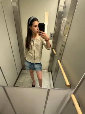 Blå jeanskjol med volang - Säljer en blå jeanskjol med volangdetaljer. Perfekt för våren och sommaren! Snygg och enkel att matcha med olika klädesplagg! Använd ett fåtal gånger. Passar mig som är 163cm. Säljs inte längre i butik. Tar emot prisförslag! Passa på och köp!🩷🫶🏻