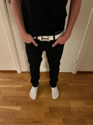 Svarta slim jeans från Jack & Jones - Säljer ett par svarta slim jeans från Jack & Jones. De har klassisk femficksdesign, smal passform och normal midja. Materialet är mjukt och stretchigt för extra komfort. Perfekta till sneakers eller boots och funkar året runt. Är dessutom helt ovanvända.