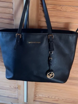 Michael kors väska  - Äkta Michael kors väska köpt på Plick är i topp skick inga skador eller smuts! 💕