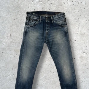 Jack & Jones jeans Slim/Glenn - Säljer detta par jeans från Jack & Jones | W31 L34 | modell: Slim/Glenn | skick: 8,5/10 | Skriv vid minsta lilla fråga, pris kan diskuteras vid snabb affär 🤝