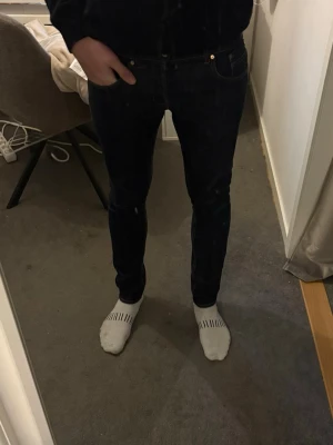 Dondup  - Säljer ett par Dondup Ritchie i mörkblå tvätt. Jeansen har klassiska fem fickor, snygga kontrastsömmar och en liten metall-logga på bakfickan. Materialet är stretchigt jeans för skön passform. Storlek 33 men passar 32-31 bättre!