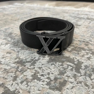 Läderbälte med automatiskt spänne – justerbar längd  - 📏 Storlekar: 130 cm & 135 cm Kan enkelt klippas i änden för perfekt passform.  🧵 Design: • Texturerat läder för en klassisk look • Slät läderfinish för en stilren, minimalistisk känsla (Bilder kan skickas vid intresse)  🔒 Automatiskt spänne: Smidigt klicksystem på insidan som sitter stadigt och enkelt justeras. Ger ett elegant och minimalistiskt uttryck.  🎨 Välj din logga: Flera loggor finns – välj din favorit. kolla min profil för alla alternativ 😊  📦 Snabb leverans 💬 Frågor? Hör av dig!