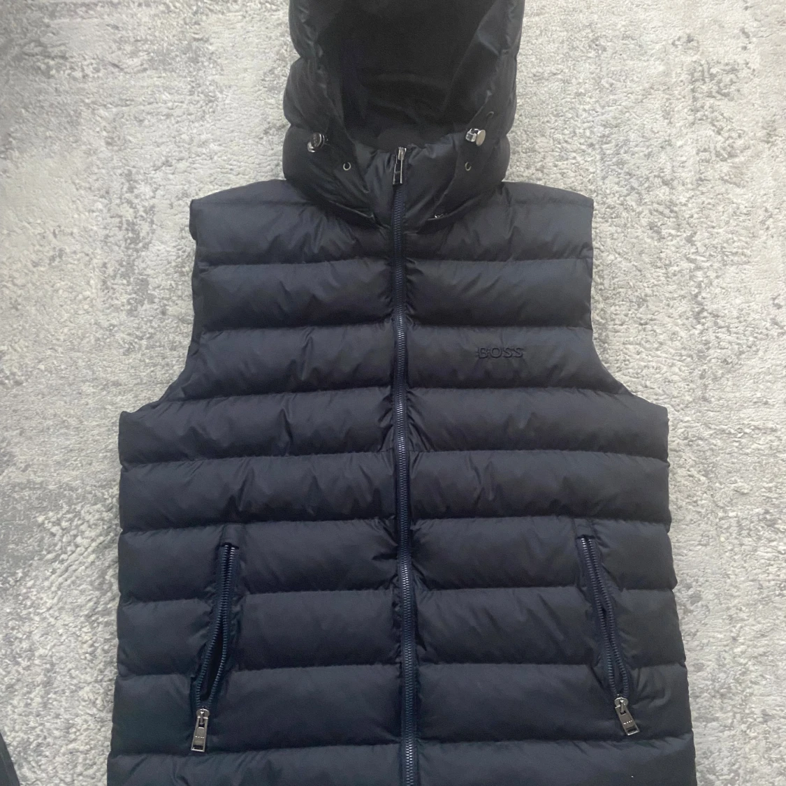 Svart dunväst från BOSS med huva