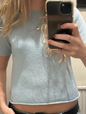 stickad topp - (lånad första bild) Säljer denna fina ljusblå toppen! 💞