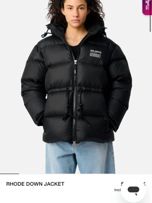 Svart pufferjacka från Axel Arigato - Supersnygg svart pufferjacka från Axel Arigato med huva och dragkedja framtill. Perfekt för kalla dagar och har en clean, stilren look med diskret logga på bröstet. Jackan är varm och är perfekt för vinter. Bra skick, inga defekter på jackan. Har endast haft den en vinter.