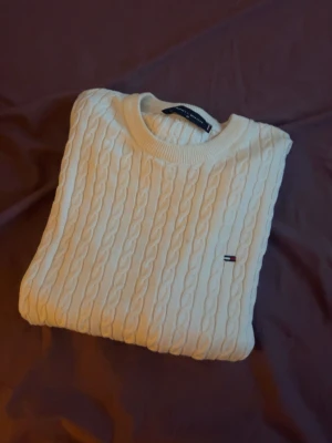 Tommy Hilfiger tröja - Kabelstickad vit tröja från Tommy Hilfiger i storlek M. Fint skick, nästan aldrig använd. Skulle säga att det är en liten M, närmare S. Nypris 1200, mitt pris 500. Men går att diskutera vid snabb affär. 