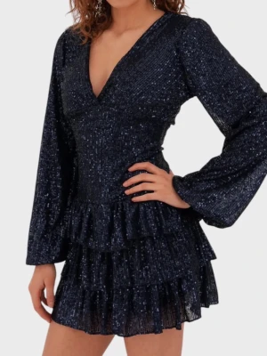 Glittrig marinblå kortklänning - Supersnygg marinblå kortklänning från Meet Me There med glittriga paljetter, v-ringning och långa ärmar. Klänningen har volangdetaljer i kjolen och en figurnära passform.