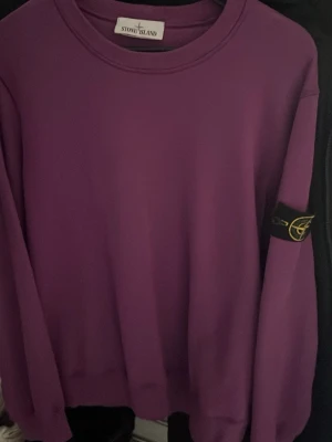 Stone island sweatshirt lila - Lila stone island sweatshirt, använd vid endast ett tillfälle. Passar även S