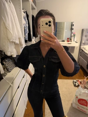 Mörkblå jeanstopp från Zara - Säljer denna skit snygga topp från Zara, aldrig använd, ny utan prislapp!! I storlek s, pris kan diskuteras såklart!!