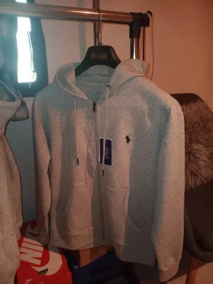 Ralph lauren zipper  - En helt ny oanvänd ralph lauren zipper, grå, size S, funkar perfekt för size M. En skön lvalite och rekomenderat till dem som vill få komplimanger