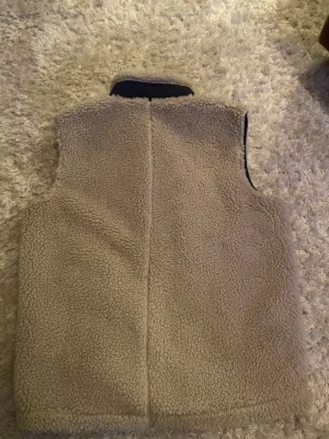 Patagonien väst 158 - Tjena!säljer nu min Patagonien väst pga att den har blivit för liten,den är använd endast ett fåtal gånger och är i nytt skick!Den är i strl xl för barn som motsvarar ungefär 158.priset är inte hugget i sten!