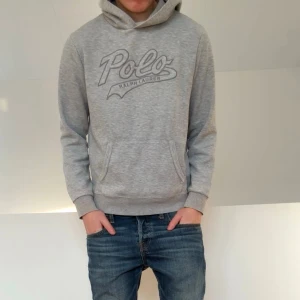 Ralph Lauren Hoodie - Säljer en sjukt fet raffe hoodie i färgen grå. Hoodien är i bra skick och är i strl 18-20 vilket motsvarar ungefär S. Hör gärna av er vid frågor eller funderingar!!