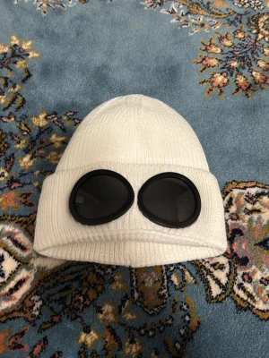 Mössa  - Mössa till vintern. Glasögonen kan man inte se igenom utan de är bara för design, har ingen användning så.
