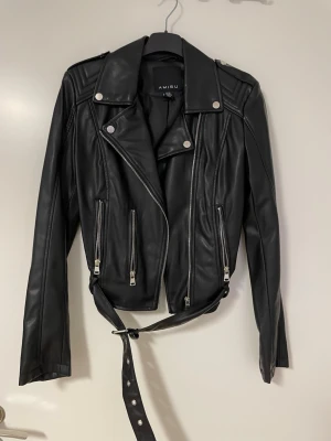 Ny oanvänd Svart skinnjacka från Newyorker - Ny oanvänd svart skinnjacka från Newyorker i storlek 34. 