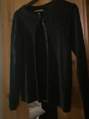 Svart kofta  - Säljer en svart  kofta med rund hals och knäppning framtill. Koftan har långa ärmar och superenkel att matcha med olika outfits!