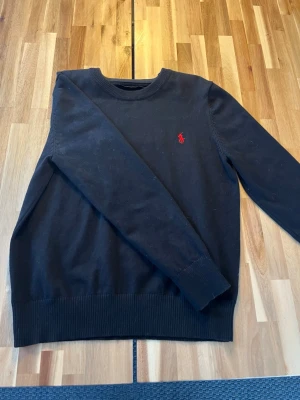 Svart Ralph lauren tröja - Säljer en svart stickad Ralph lauren tröja. Storlek M
