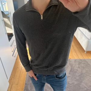 Mörkgrå half zip tröja Jack & Jones - Mörkgrå Halfzip från Jack and Jones i stl M. Tröjan passar bra på de som brukar ha medium, orginalpris 499. Använts 3-5 gånger, alltså bara tagit plats i garderoben. 