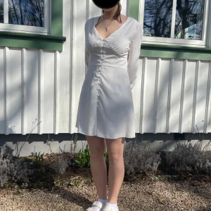 Student - Säljer denna jätte fina klänning från NELLY. Tjejen på bilden är 160 cm, själva kjolen är 45 cm. Klänningen är i storlek 38 men är insydd lite i midjan. Den är endast använd en gång, men har tre små fläckar på fram sidan av kjolen. Nypris ungefär 600