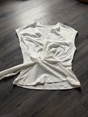 Vit omlottopp  - Säljer en vit omlottopp i mjuk bomull.