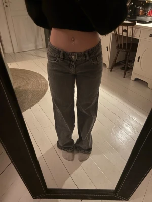 Gråa lågmidjade straight jeans - Säljer dessa jeans eftersom de aldrig kommit till användning och är lite för stora i midjan, helt nya aldrig använda, jag är 155 cm lång och är ganska långa. Köpte dessa med rabatt för 400kr.