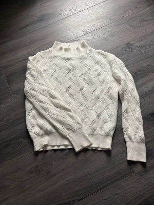 Vit stickad tröja - En vit stickad tröja från Stories