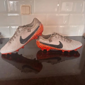 Nike tiempo elite - Säljer dom här sjukt coola Nike tiempo. Säljer då de blivit försmå. Säljer till sjukt bra pris 🙌🏼 (pris går att diskutera vid snabb affär) storlek 44,5 MVH