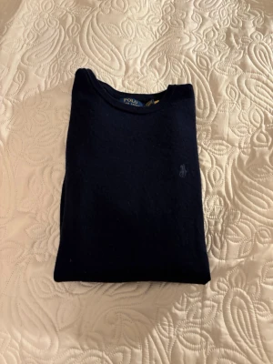 👕 Ralph Lauren tröja – Marinblå, storlek M - 👕 Ralph Lauren tröja – Marinblå, storlek M  Säljer en klassisk Ralph Lauren-tröja i marinblå färg, tidlös och stilren modell ✅ Skön kvalitet och snygg passform som passar de flesta tillfällen ✅ En enkel tröja att kombinera med det mesta i garderoben ✅  Storlek: M ✅ 💰 Pris: 749 kr vid köp separat ✅ 💰 Köp båda mina Ralph Lauren-tröjor (inkl. den gröna) för 1600 kr – 800 kr styck ✅ Pris går såklart att diskutera vid snabb affär ✅ Hör av dig vid frågor eller intresse ✅