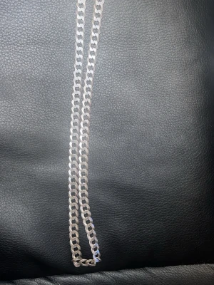 Italiensk herrhalsband i äkta 925 silver  - Snyggt och stilrent herrhalsband i äkta sterling silver (925), tillverkat i Italien. Klassisk pansarkedja med karbinlås. Pris 1700kr vid snabb affär kan priset diskuteras.