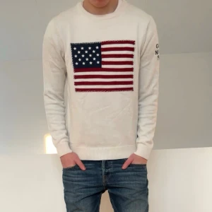 Vit Gant USA trlja - Säljer en sjukt fet tröja från Gant med USA flaggan. Tröjan är i strl S och även sitter som S. Tröjan är även i bra skick och hör gärna av er vid frågor elr funderingar!!