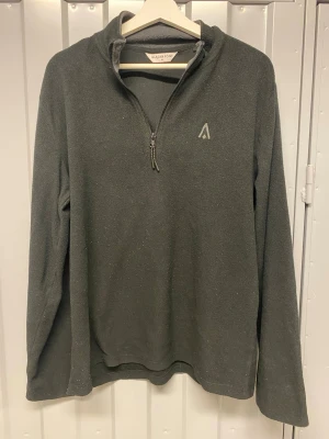 Fleece Tröja (Glacier Point, storlek M) - Fräsch stickad tröja från Glacier point med inga tecken på användning. Frakt sker inom 24h efter köp 📦Skriv vid frågor! 🌟