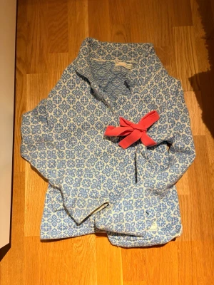 Skit snygg old Molly tröja ! - Använts ett par ggr men inte så mycket.  Shit snygg för ett sådant bra pris 😍 frågor mm kan diskuteras privat