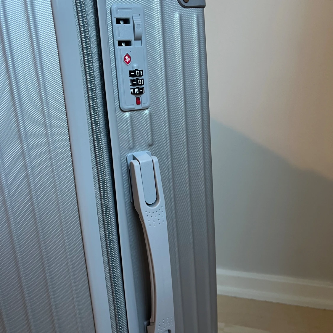 Silver resväska med kodlås - 1