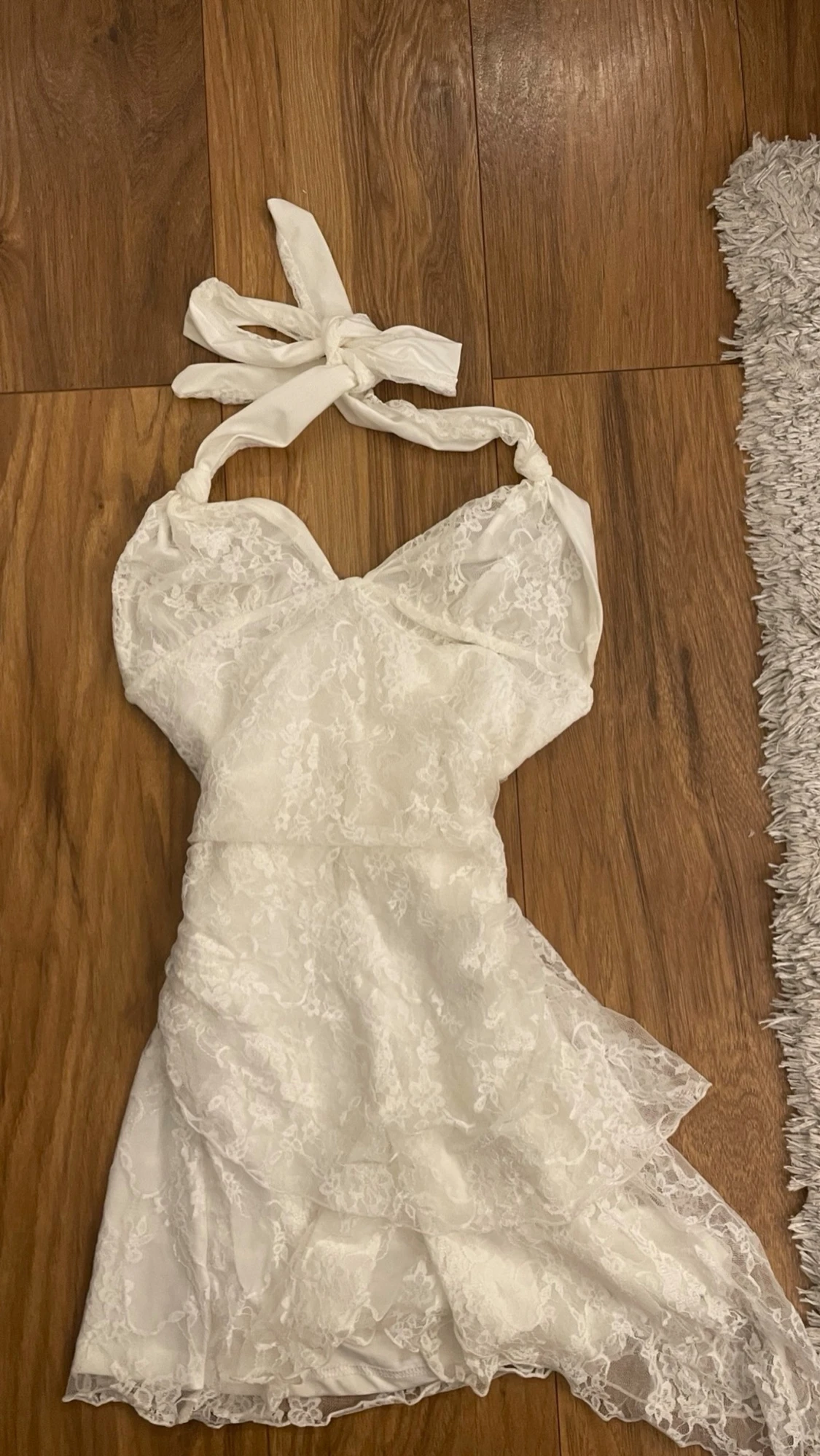 Vit spetsklänning med knyt i nacken - 1