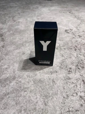Ysl Y Eau de Parfum 100ml - Stilren och modern parfym från Yves Saint Laurent. Volym: 100 ml. Ingredienser inkluderar alkohol, parfym, aqua/vatten, limonene, linalool, och citral. Perfekt för dig som vill sticka ut med en ikonisk doft.