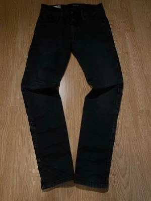 Replay Anbass Jeans  w27 - Säljer ett par svarta Replay Anbass Hyperflex jeans i storlek w27 L30. Tillverkat i stretchigt tyg. Sköna och snygga. Mycket bra skick.