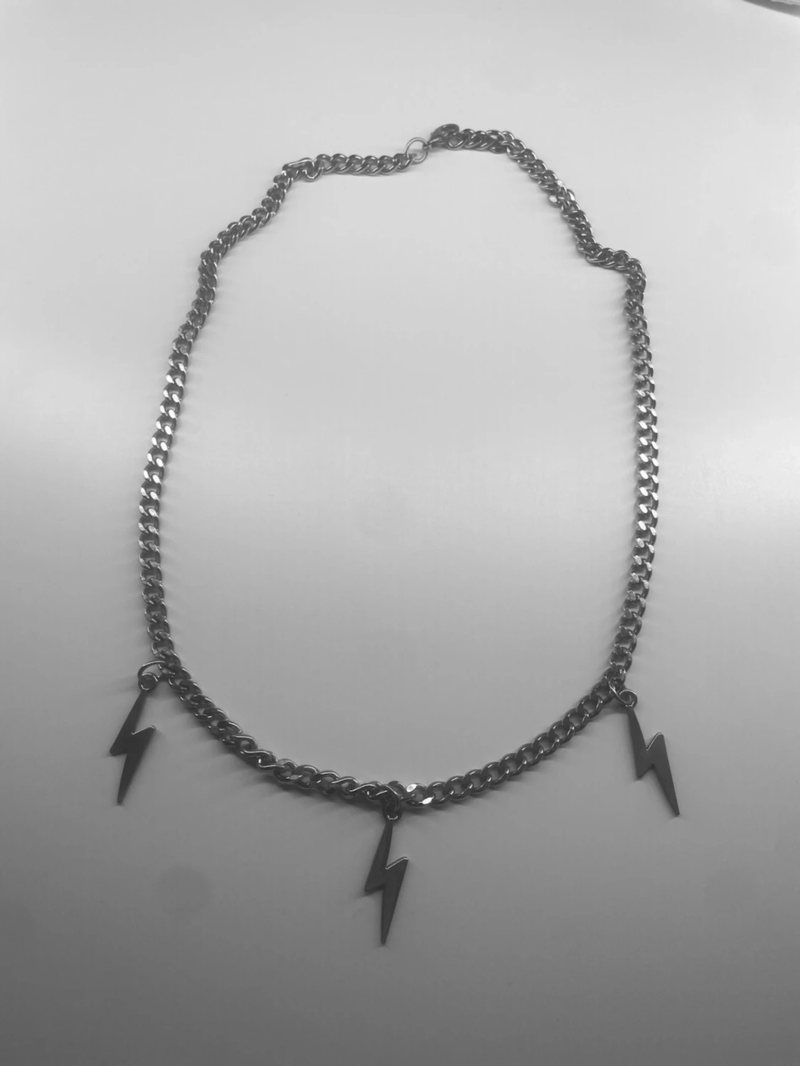 Silvrigt halsband med blixtrar - 2