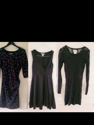 Tre snygga klänningar S - Säljer tre olika kortklänningar: en svart spetsklänning från SNOB med lång ärm XS, en svart omlottklänning från NLY One med v-ringning och ärmlös design S, samt en marinblå klänning med rött mönster och trekvartsärm från Kaffe S.