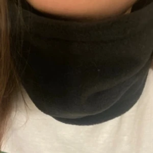 Svart buff - Handsydd fleecebuff i en svart färg!