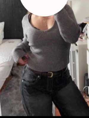 Grå stickad tröja med v-ringad -  en grå stickad varm tröja med v-ringning och ribbade slut. Den är mycket stretchig den är M men passar säkert S-L. 