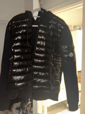 Moncler cardigan - Moncler cardigan bra skick (lapp halvt av kom privat för mer bilder)  pris kan diskuteras, storlek XL passar L också