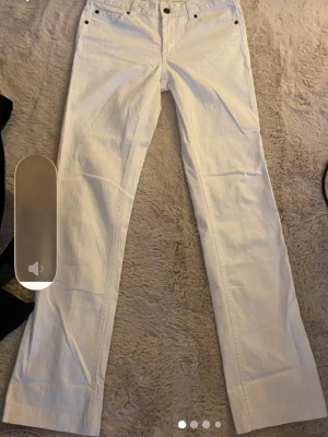 Vita baggy jeans - Säljer ett var supersnygga vitta lätt baggy Jens som tyvärr är förstora på mig! Köpte på Vinted för 230kr🩷 innerbesländ: ca 80  midjemått: 39 ca💕 hör av er vid frågor jag postar inom 24 h