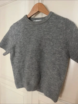 Grå stickad kortärmad tröja Zara - Mysig grå stickad tröja från Zara med korta ärmar. 