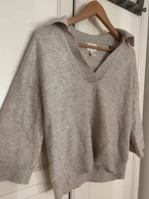Beige stickad tröja - Mysig beige stickad tröja från HM